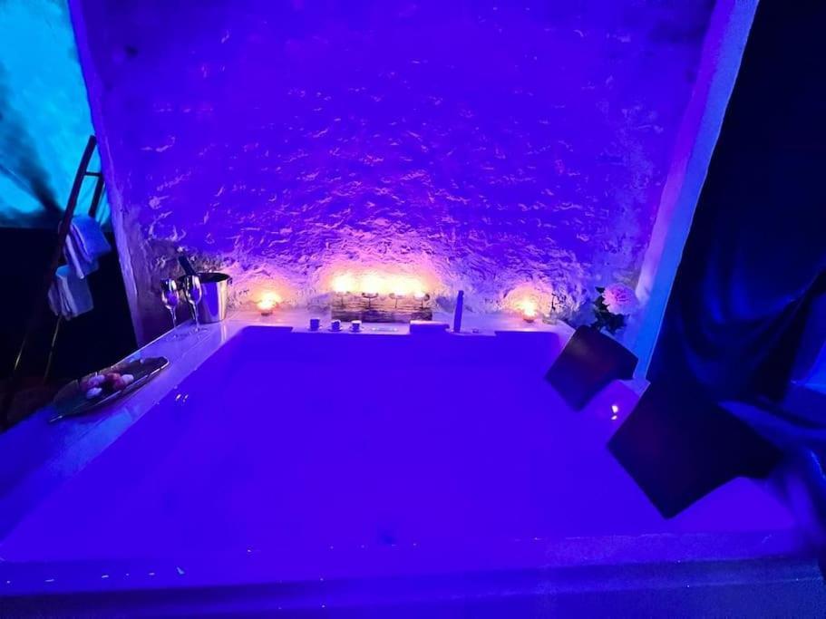 Apartment Romance - Jacuzzi