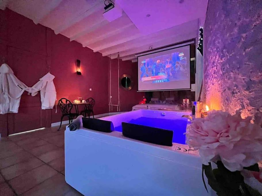 Romance - Jacuzzi * Moret-sur-Loing