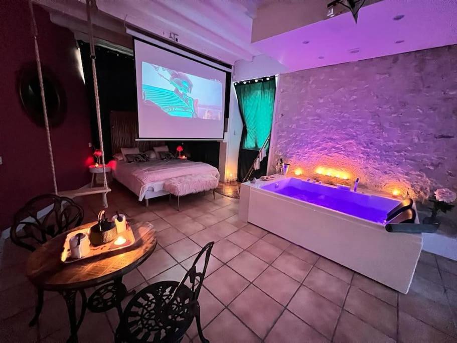 Apartment Romance - Jacuzzi